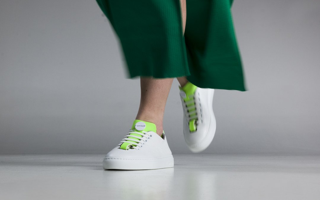 Sneakers in the evening: tricks to match the accessory you don't expect